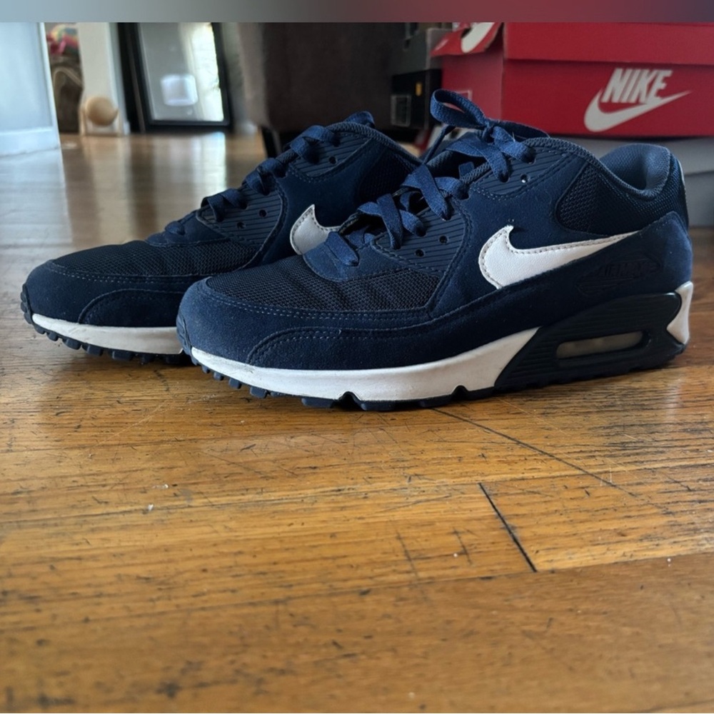 Nike Air Max 90
Men's 9.5